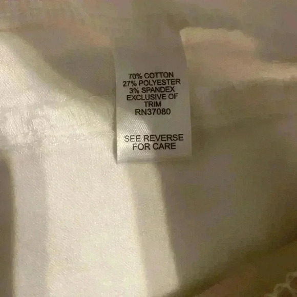 Est 1946 denim mid rise white capris with five pockets. Women’s size 10 - Picture 6 of 8